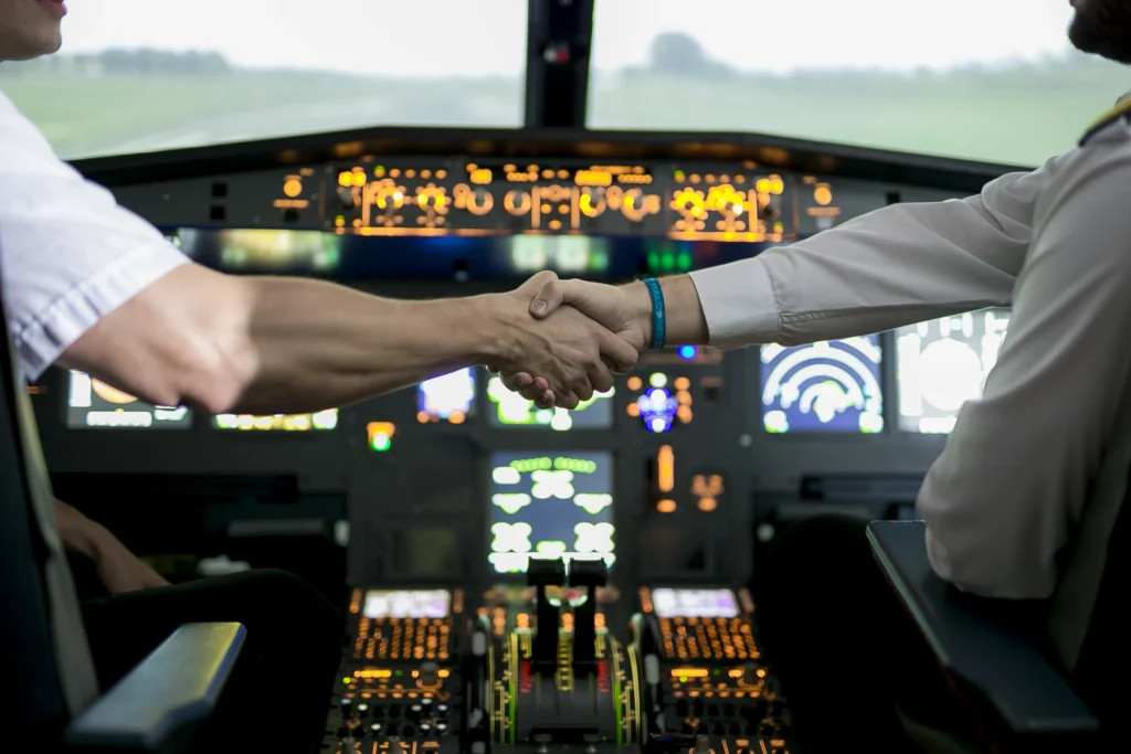 Estudiantes del curso de transición a la aerolínea MCC-APS de Halcones Aviation School en simulador de aviación Airbus A320
