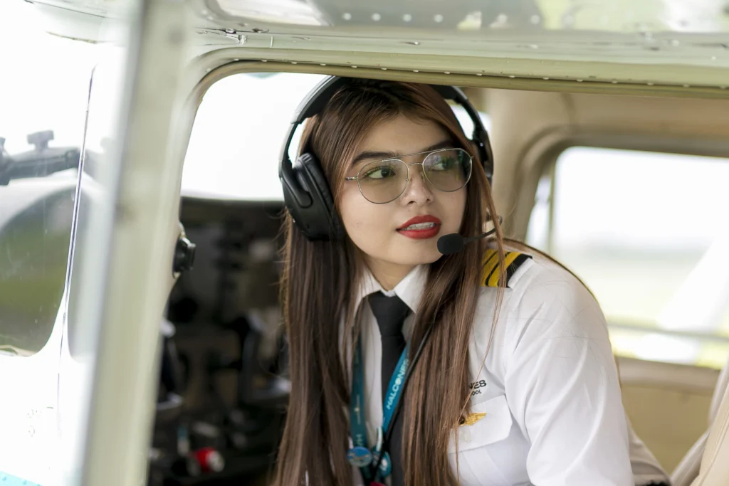 Piloto en cabina de entrenamiento aeronáutico aplicando metodología CBTA para formación de pilotos y TCP en Colombia. Halcones Escuela de Aviación.
