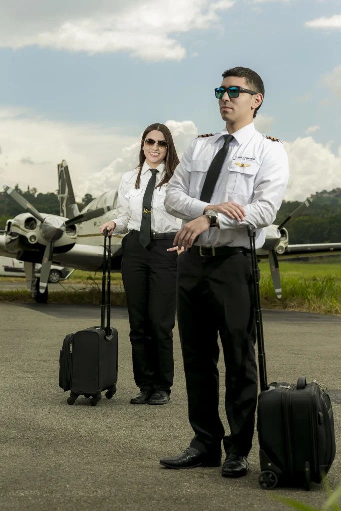 Piloto Comercial de Avión en formación — Halcones Aviation School Medellín