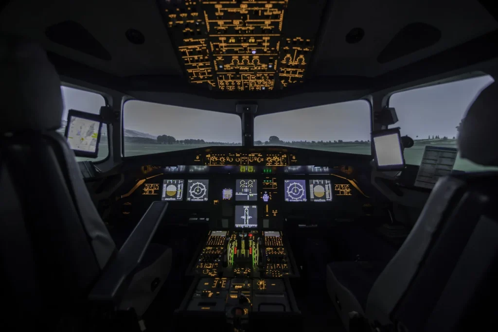Escuela de Aviación Halcones - Simulador A320 en Medellín