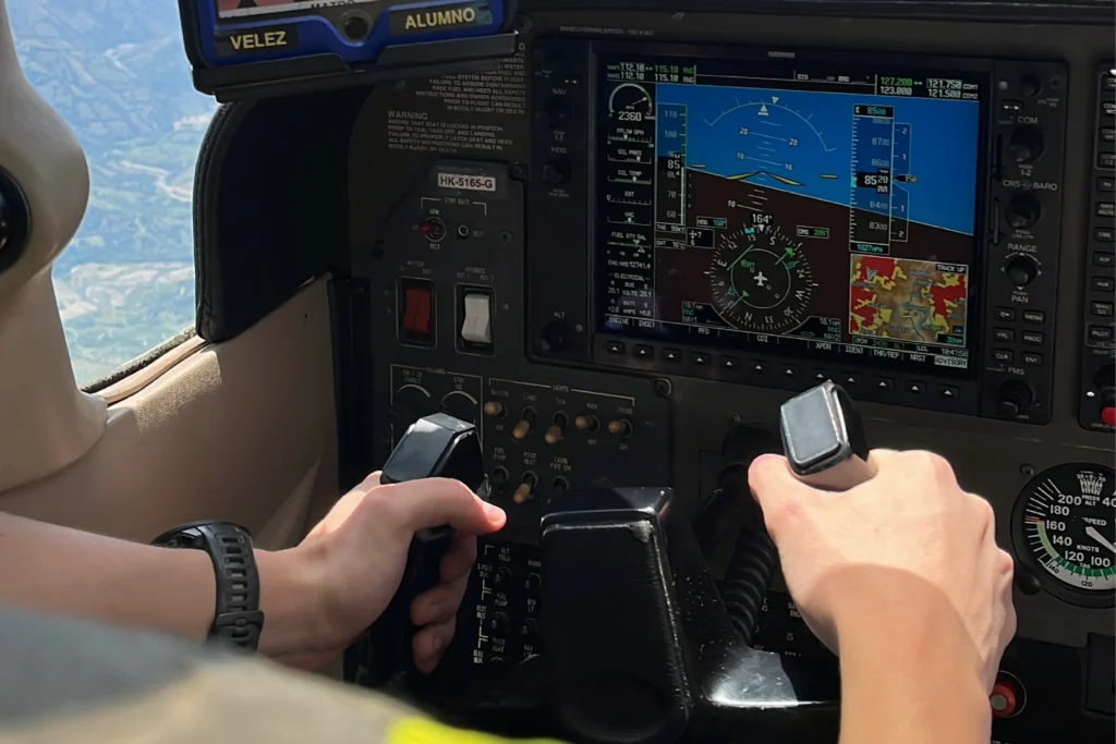 piloto comercial de avión PCA - Halcones Aviation School
