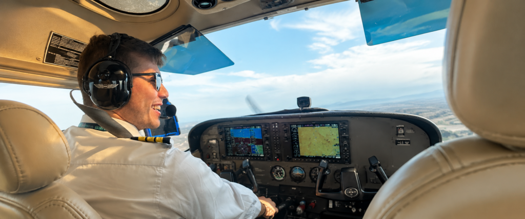 Estudiante de Pilotaje Comercial de Avión en Halcones Aviation School Colombia