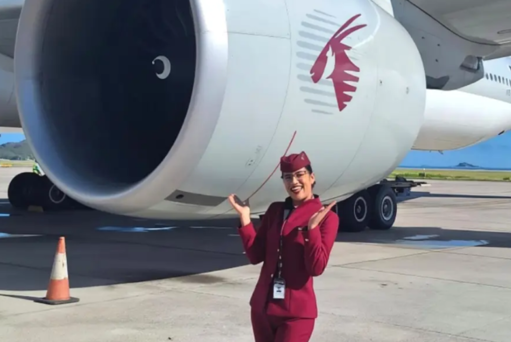Auxiliar de vuelo TCP egresada de Halcones Aviation School en Qatar