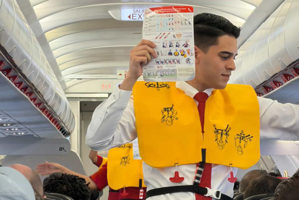 Auxiliar de vuelo TCP egresado Halcones Aviation School en Avianca