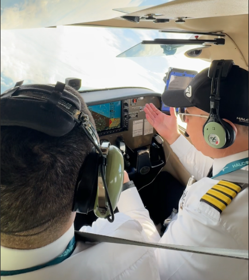 Piloto de Halcones Aviation School en cabina de vuelo