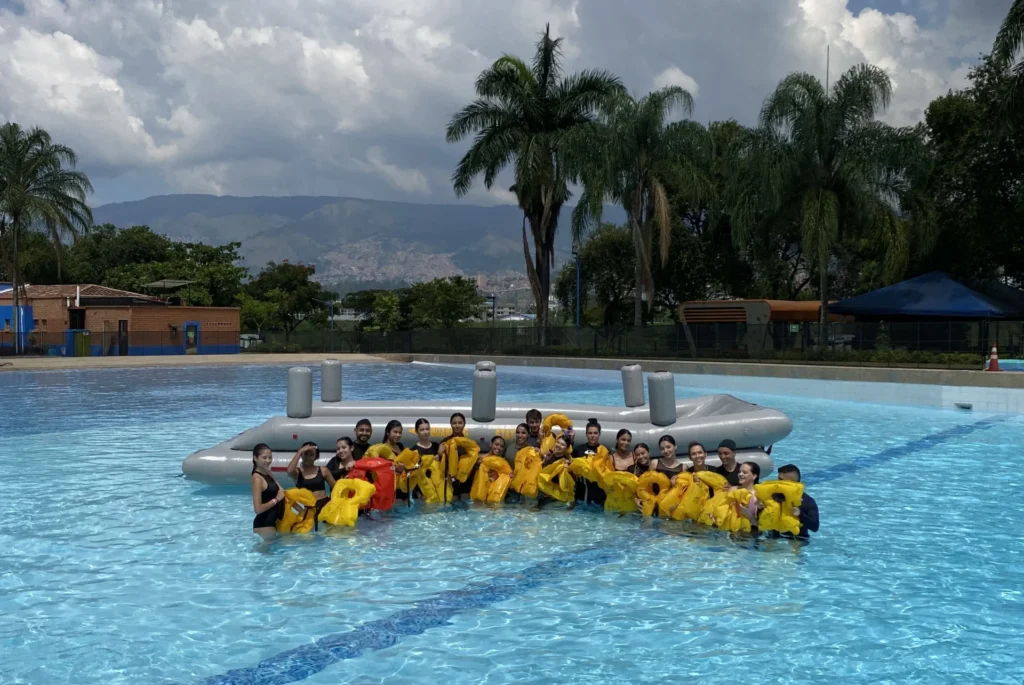 Prueba de evacuación en agua estudiantes TCP Halcones Aviation School