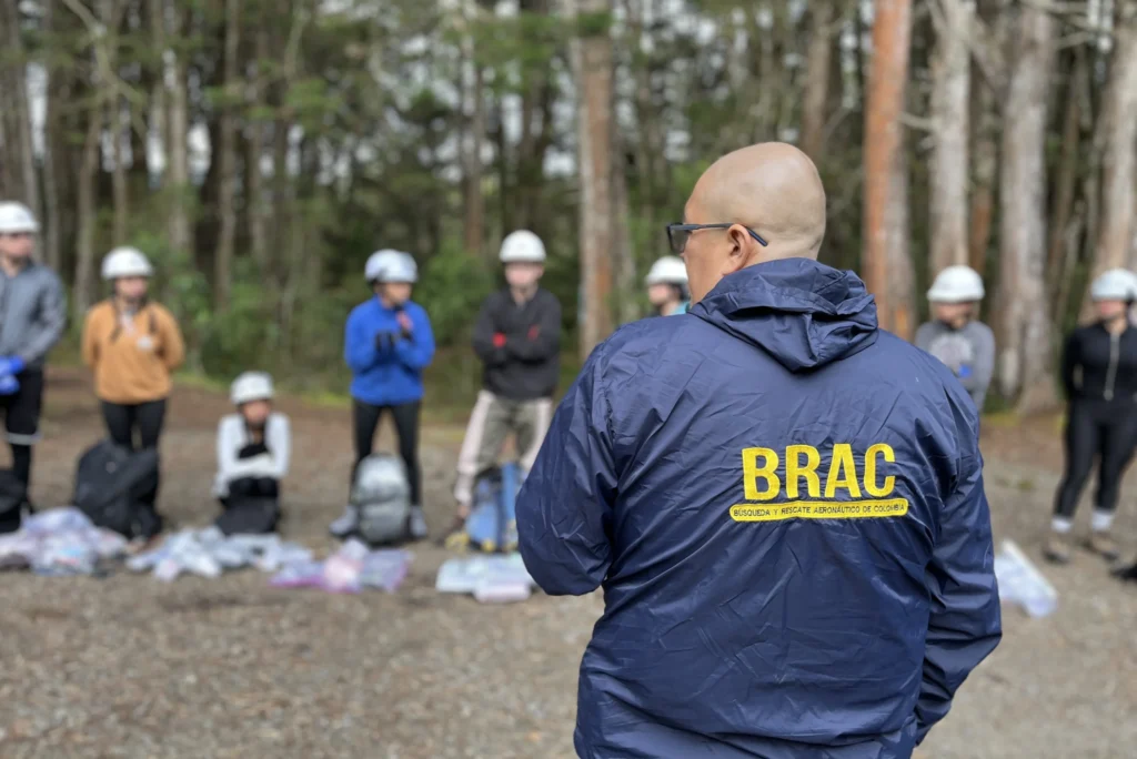estudiantes TCP Halcones Aviation School en prueba de supervivencia